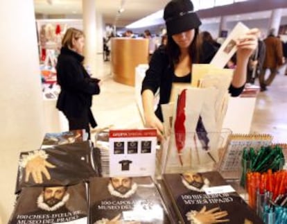 Clientas efectuando sus compras en la tienda del Museo del Prado.