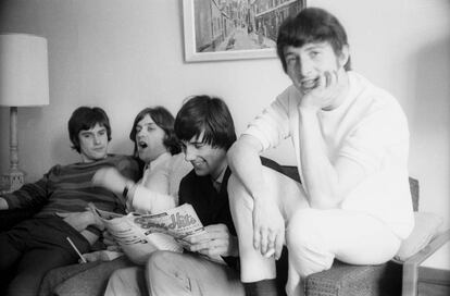 Ray Davies, Dave Davies, Mick Avory y Peter Quaife, componentes de The Kinks, descansando en un hotel de Nueva York en 1965.