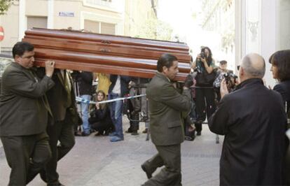 El féretro con el cuerpo de José Luis López Vázquez, fallecido ayer a los 87 años, es conducido al interior del teatro María Guerrero de Madrid para la apertura de la capilla ardiente, en presencia de la ministra de Cultura, Ángeles González-Sinde.