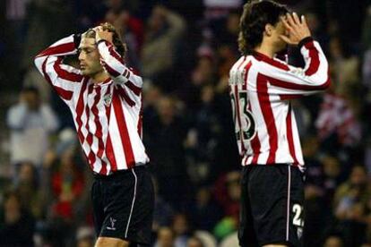 Guerrero (a la izquierda) y Aduriz se lamentan tras uno de los goles del Deportivo.