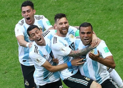Gabriel Mercado (derecha) celebra el segundo gol de la selección de Argentina (1-2).