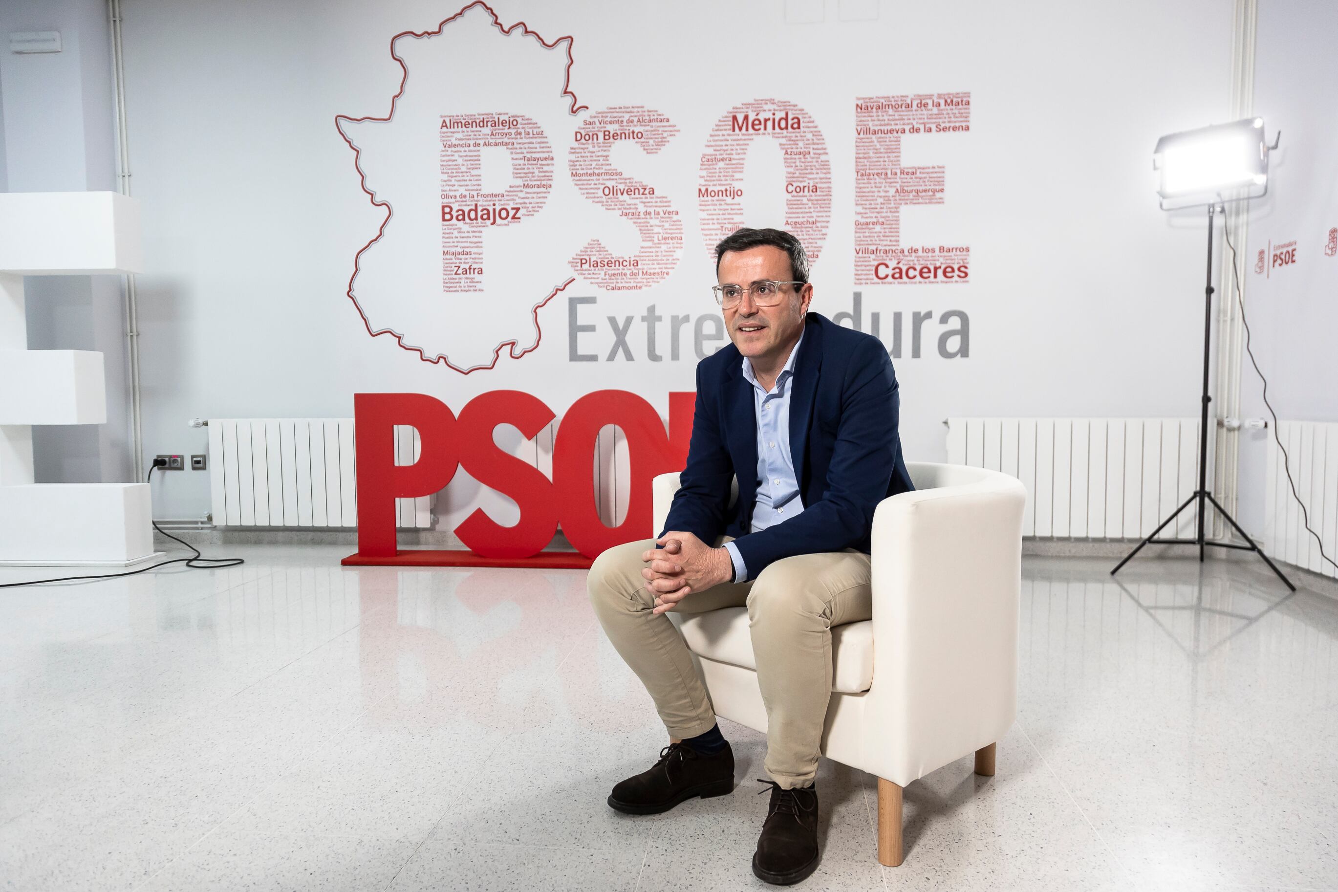 El nuevo secretario general del PSOE extremeño, Miguel Ángel Gallardo, en la sede de su partido en Mérida.