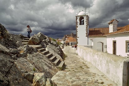 Merece la pena contemplar las vistas de la campiña de Marvão, una de las localidades amuralladas más bonitas del Alentejo. Encaramado sobre una colina y rodeado de dehesas de encinas, es el típico pueblo de calles estrechas y casas engalanadas con macetas de flores a los pies de un espléndido castillo. Desde el siglo XVI lucha por conservar a sus habitantes, que hoy sobreviven principalmente gracias al turismo. Y en las afueras, camino de Castelo de Vide, en São Salvador de Aramenha, encontramos el pequeño y excelente museo romano Cidade de Ammaia (www.ammaia.pt). Desde 1994 se está excavando este yacimiento y el museo local muestra ya algunos de los hallazgos: lápidas y dinteles tallados, joyas, monedas y objetos de vidrio increíblemente bien conservados.