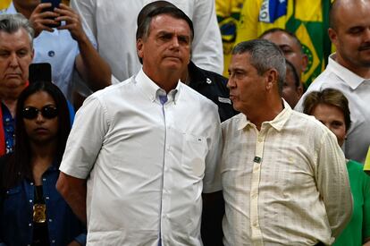 El presidente de Brasil, Jair Bolsonaro, junto al aspirante a la vicepresidencia, Walter Braga Netto, en un mitin en Río de Janeiro el pasado 24 de julio. 