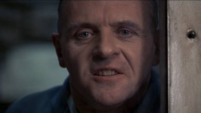 <p>El espeluznante "hssssss" que el doctor Hannibal Lecter (Anthony Hopkins) emitía al relatarle a la agente Clarice Starling (Jodie Foster) cómo degustó un hígado humano fue ocurrencia de Hopkins para atormentar aún más a la joven e impresionable agente del FBI. Jonathan Demme, director de la película (1991), al ver que funcionó, decidió dejarlo a pesar de que no estaba en el guion para no privar al público de semejante espanto.<p>El vídeo completo <a href="https://www.youtube.com/watch?v=99Ptctl5_qQ" target="_blank">aquí</a>. </p>