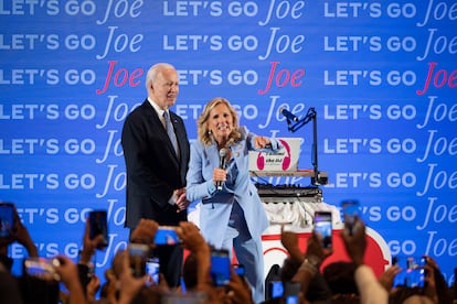 La primera dama, Jill Biden, se dirige a los seguidores de Joe Biden (detrás) en una fiesta en Atlanta después del debate.
