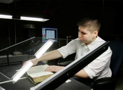Un bibliotecario digitaliza para Google una Biblia antigua en Michigan.