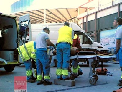 Los sanitarios del Summa evacuan ayer a uno de los dos trabajadores muertos en Getafe.
