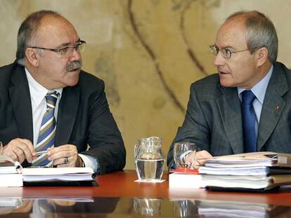 El presidente de la Generalitat, José Montilla, junto al consejero de Vicepresidencia, Josep Lluís Carod.