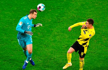 Neuer despeja de cabeza ante Thorgan Hazard, del Borussia Dortmund.