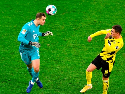 Neuer despeja de cabeza ante Thorgan Hazard, del Borussia Dortmund.