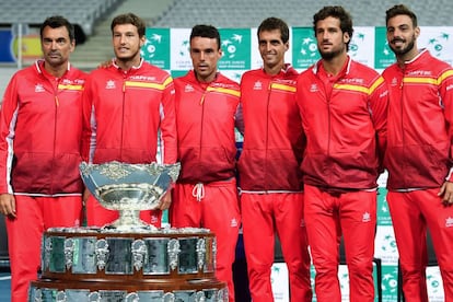 El capitán del equipo Sergi Bruguera posa junto con el equipo español de la Davis.