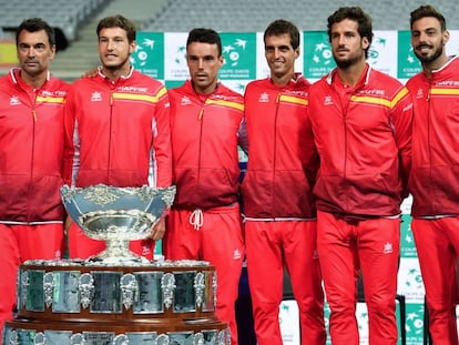 El capitán del equipo Sergi Bruguera posa junto con el equipo español de la Davis.