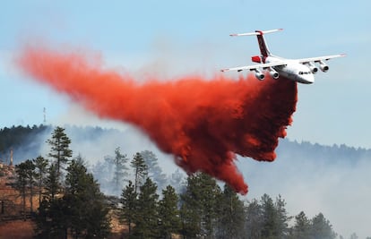 Una avión trata de combatir un incendio declarado en Sunshine Canyon, Colorado (EE UU). 