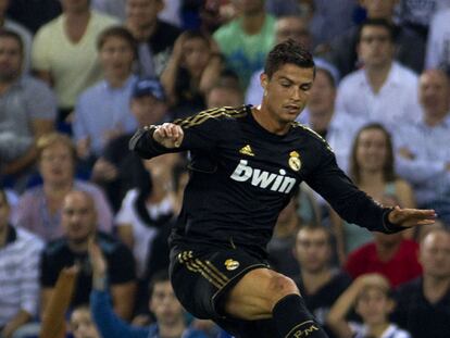 Cristiano Ronaldo ve cortada su incursión por parte de Forlín.