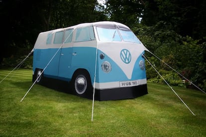 Para amantes de la acampada con nostalgia de las sesenteras 'campers' de Volkswagen, una tienda de campaña con capacidad para cuatro adultos y más de dos metros de altura. Precio: 319 euros. www.vwcampervantent.net