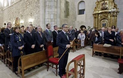 El diputado general de Álava, Javier de Andrés, junto con otras autoridades en la basílica de Armentia.  