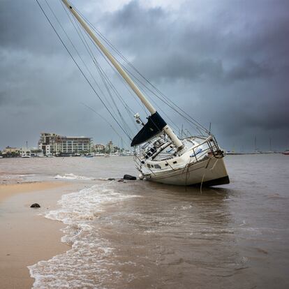 Un velero varado en la playa en La Paz (Estado de Baja California Sur), el 21 de octubre de 2023.