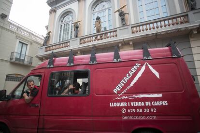 Arribada dels operaris encarregats de tapar amb una carpa tota l'operació.