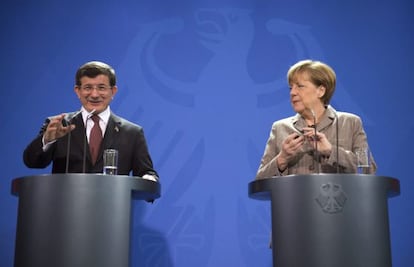 Merkel ao lado do primeiro-ministro da Turquía, Davutoglu.