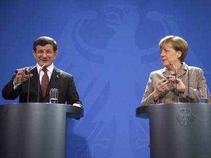 Merkel, amb el primer ministre de Turquia, Davutoglu.