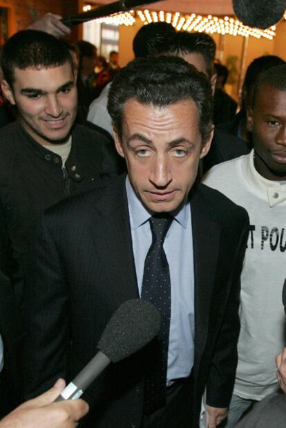 Nicolas Sarkozy, durante un encuentro con jóvenes de la <i>banlieue</i> parisina, tras los disturbios de 2005.