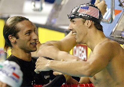 Michael Phelps recibe la felicitación de Ian Thorpe en la final de 200 metros estilos.