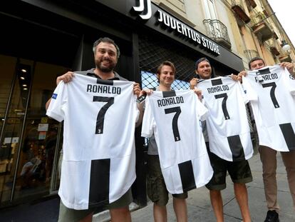 Varios aficionados posan con camisetas con el nombre de Cristiano.