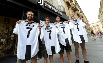 Varios aficionados posan con camisetas con el nombre de Cristiano.