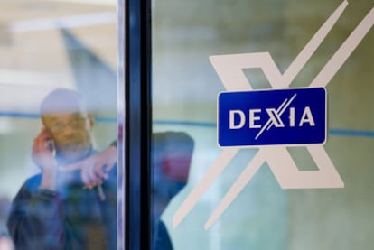 Un empleado de Dexia, en una oficina de la entidad en Bruselas.