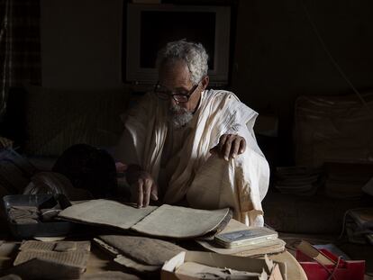 Sidi es propietario de la Biblioteca Abidine de Ouadane, en Mauritania. Este profesor, ya jubilado, es consciente del papel de estas colecciones de manuscritos en la difusión del conocimiento.