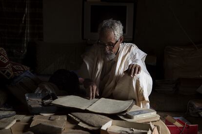 Sidi es propietario de la Biblioteca Abidine de Ouadane, en Mauritania. Este profesor, ya jubilado, es consciente del papel de estas colecciones de manuscritos en la difusión del conocimiento.