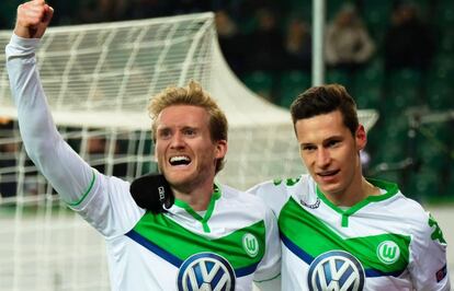 Schürrle celebra el gol con Draxler.