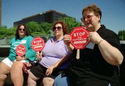 Tres mujeres, durante una marcha en 1997, en Filadelfia, contra la discriminación de los obesos.