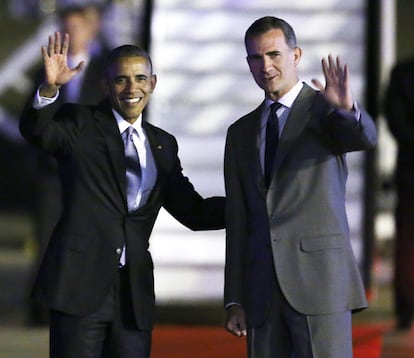 El presidentet Barack Obama saluda al llegar a Torrejón en presencia del rey Felipe VI.