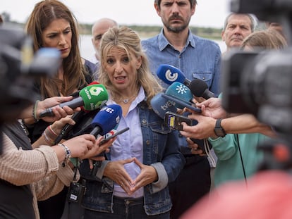 La vicepresidenta segunda del Gobierno y ministra de Trabajo y Economía Social, Yolanda Díaz (c), atiende a los medios de comunicación antes de su visita al Parque Natural de Doñana.