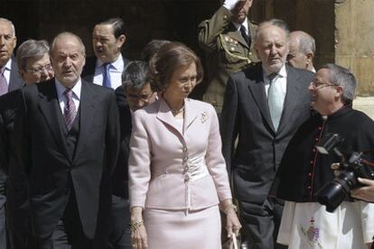 Los Reyes de España, don Juan Carlos y doña Sofía, junto al abad de la Real Colegiata de San Isidoro, Francisco Rodríguez Llamazares