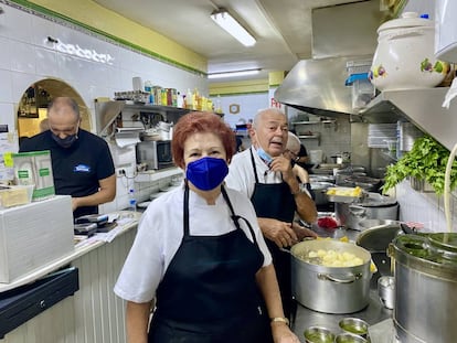 En las cocinas de Casa Tomás. J.C. CAPEL