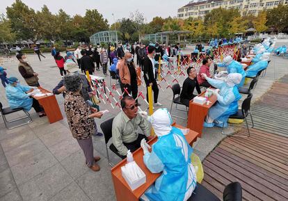 Test de coronavirus en Qingdao (China), el pasado martes.