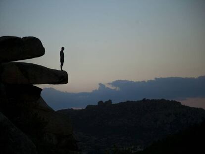 Un visitante observa el Parque Nacional de la Sierra del Guadarrama.