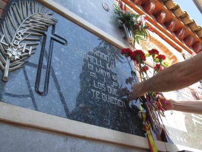 Un grupo de republicanos ha puesto flores a la tumba de Amado Granell durante su homenaje en Sueca.