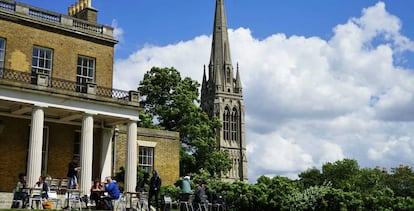 Mansión Clissold e iglesia de St. Mary.