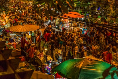 Mercado nocturno en la ciudad tailandesa de Chiang Mai.