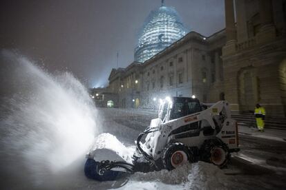 La tormenta se afronta con especial expectación en Washington, donde podría alcanzarse una acumulación que iguale o incluso supere el récord de enero de 1922, cuando fue de 71 centímetros. En la imagen, quitanieves trabajan en una calle de Washington.