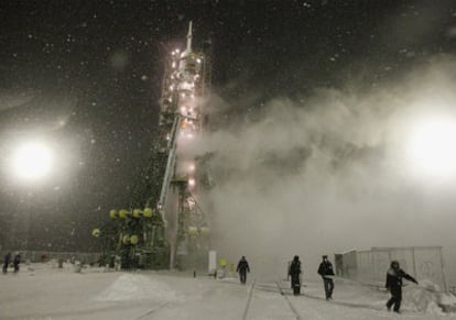 Una nave Soyuz, en los instantes previos a su despegue hacia la Estación Espacial Internacional desde la base de Baikonur (Kazajstán)