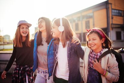 La inmersión en una cultura diferente amplía horizontes y fomenta la apertura mental, enseñando a los jóvenes a valorar y respetar la diversidad.