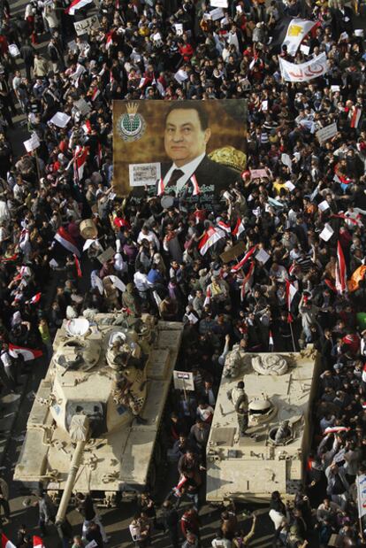 Partidarios de Mubarak se enfrentan a los manifestantes cerca de la plaza Tahrir en El Cairo.