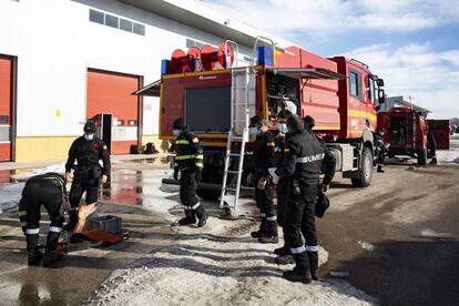 La tarea de combatir los efectos de 'Filomena' en la Comunidad de Madrid se ha encomendado al Grupo Táctico Oso; un animal que figura en el escudo de la capital y que tiene fuerza y agilidad suficiente para moverse por la fría estepa en que se han convertido estos días los campos de la región. En la imagen, un equipo de la Unidad Militar de Emergencias prepara el material de uno de los camiones en la base de Torrejón.