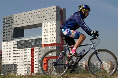 El edificio Mirador, viviendas de protección oficial en el barrio de Sanchinarro, es una sorprendente incorporación al perfil urbano de Madrid (obra del equipo holandés MVRDV y la española Blanca Lleó).