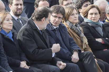 Rajoy i Puigdemont, durant l'homenatge a les víctimes de Germanwings.